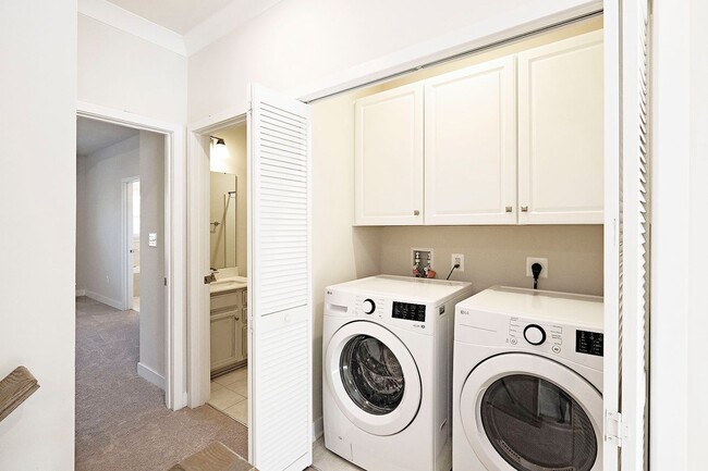 Building Photo - Move-In Ready End-Unit Townhome in Forest Lakes North