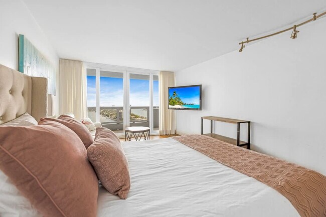 Building Photo - 1717 N Bayshore Dr