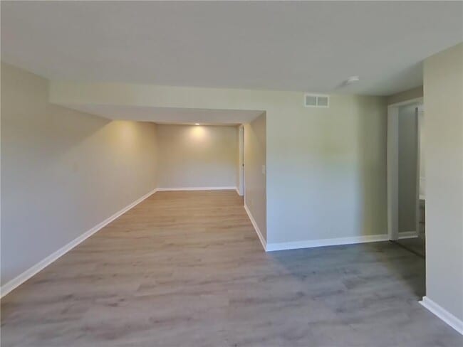 Building Photo - 3409 Brookview Dr