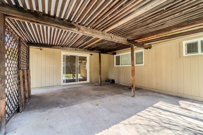 Building Photo - North Yuba City 3 bd 2 bath Home