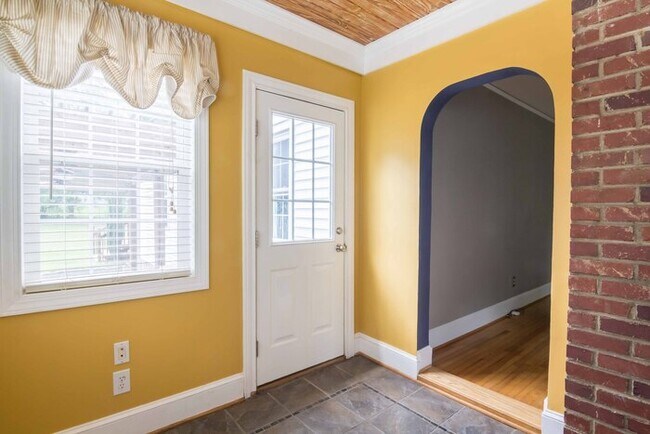 Building Photo - Gorgeous 3 Bedroom 2 Bath in Popular Parki...