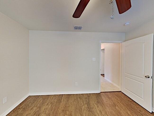 Building Photo - *No Application Fee* $500 Off 1st Month - ...