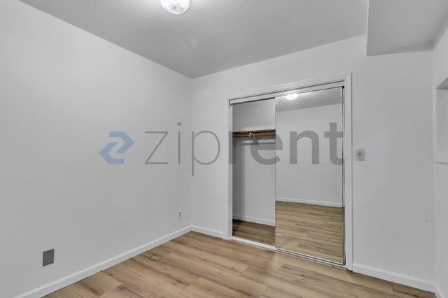 Building Photo - Unit B