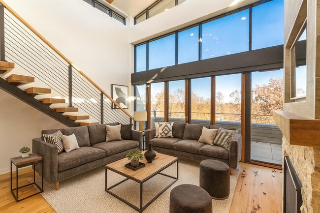 Building Photo - 215 E Pleasant St