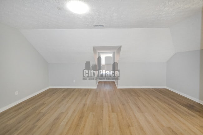 Building Photo - 2224 N Kenwood Ave