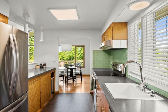 Building Photo - 4 Bed / 3 Bath in the Hallinan Neighborhood