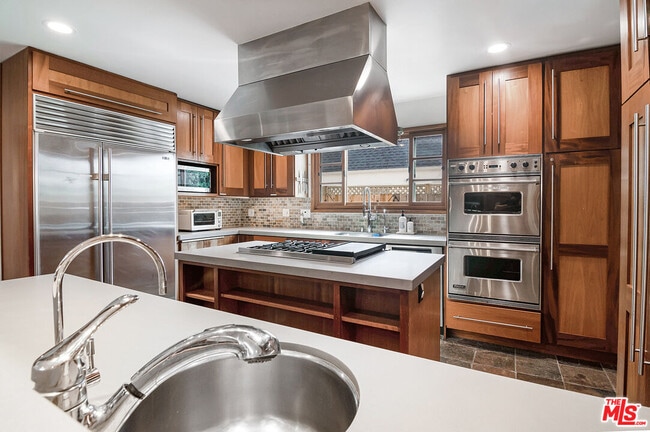 Building Photo - 543 N Las Palmas Ave