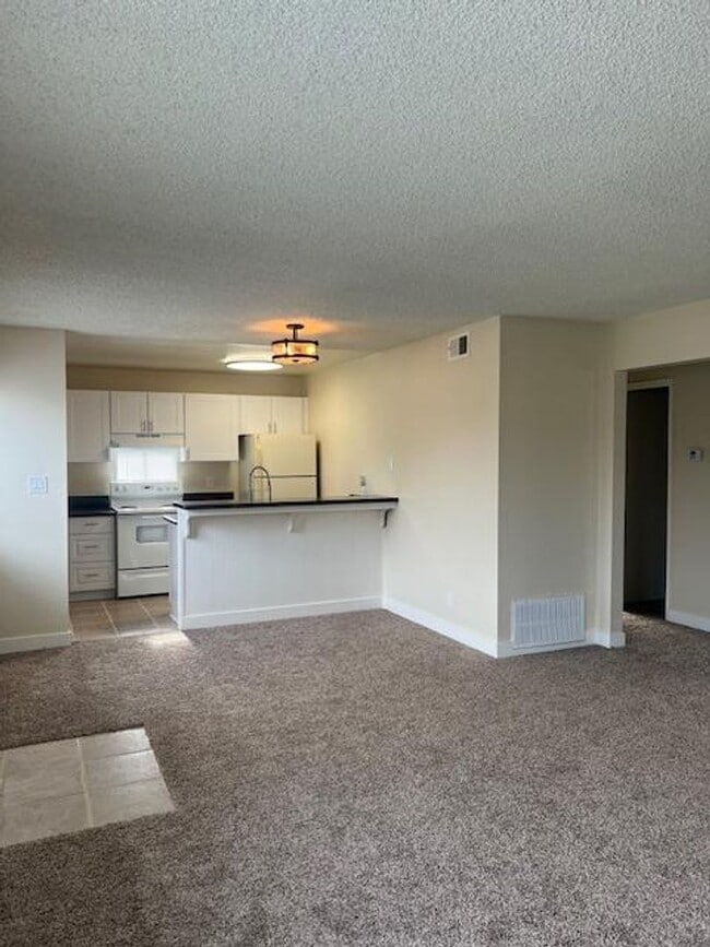 Building Photo - REMODELED 2 BED UNIT W/ GARAGE! $500 OFF FIRST MONTH'S RENT!!