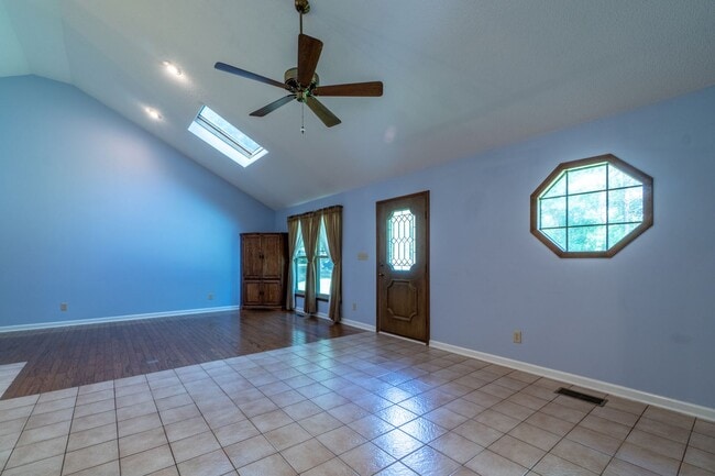 Building Photo - Meticulously maintained property with a st...