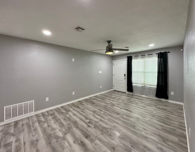 Building Photo - 6130 SW Oakcliff Ave