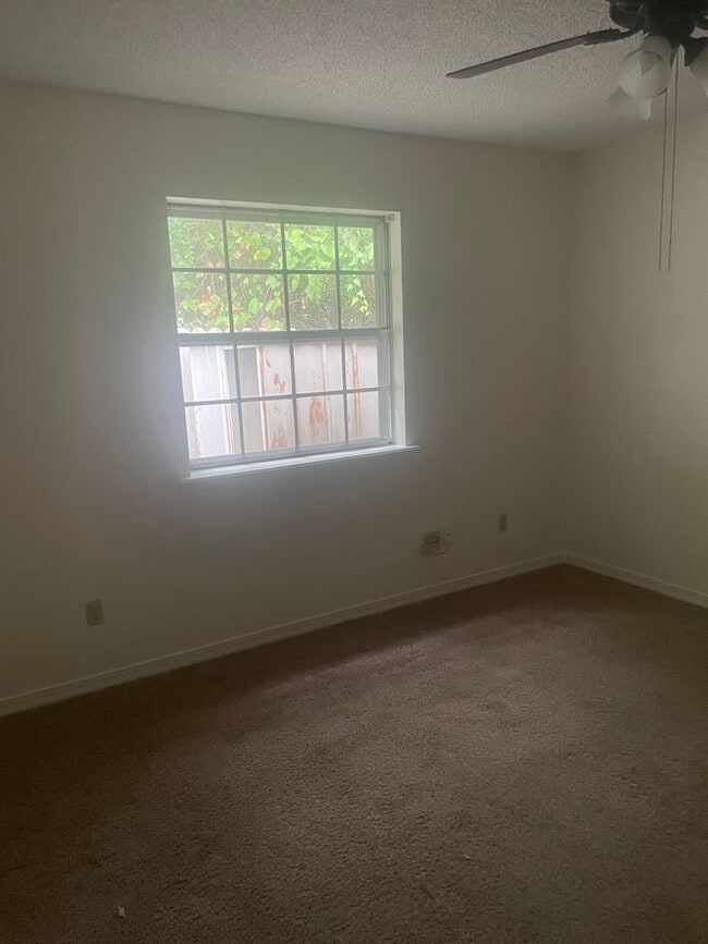 Building Photo - 2/1 ptisd Available for immediate Move in