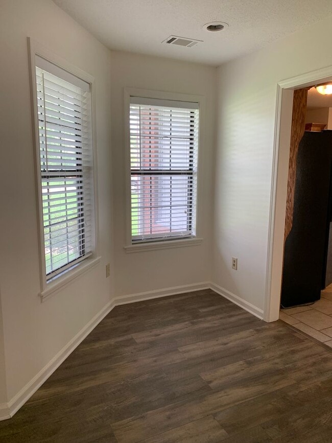 Building Photo - 3Bed/2Bath Home/Corner Lot/2 Car Garage an...