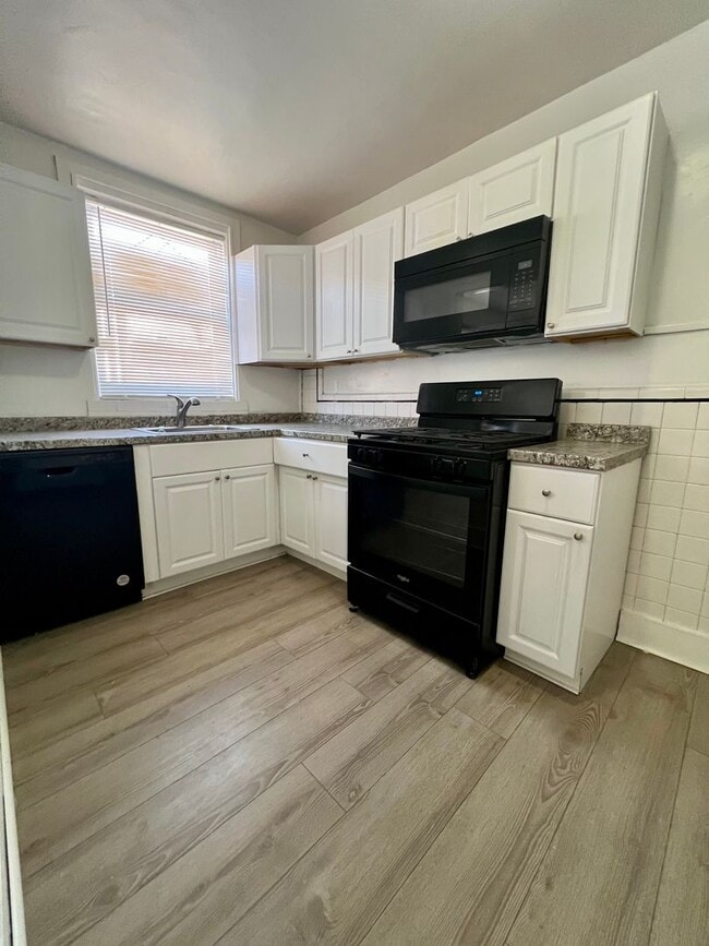 Building Photo - Stunning 3-Bedroom Townhome in Drexel Hill! Available NOW!