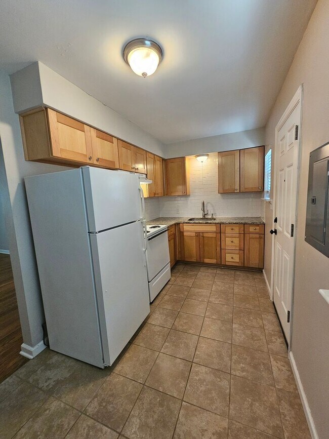 Building Photo - Charming 1 Bed, 1 Bath Apt in Ideal NW Area