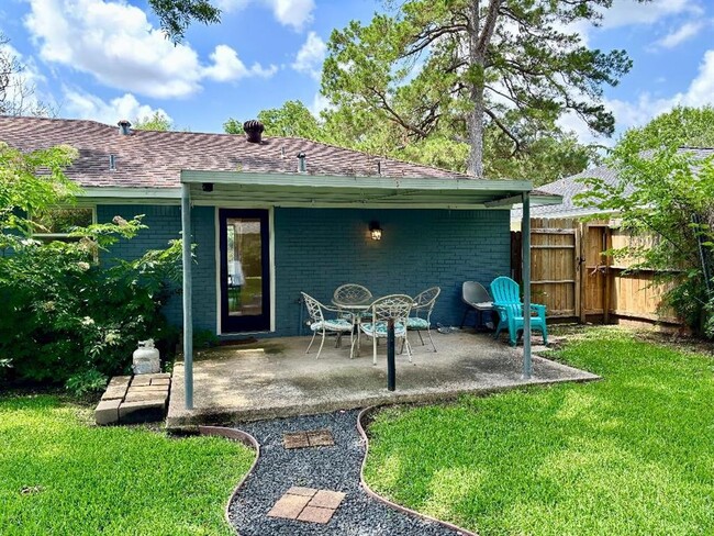 Building Photo - 2306 Hialeah Dr