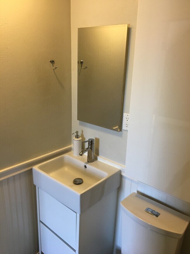 Building Photo - Bright and Cozy 2-Bedroom in Sunnyside wit...
