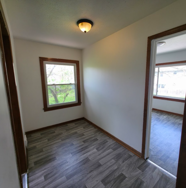 Building Photo - Single Family Home 3 beds 1 bath Available...