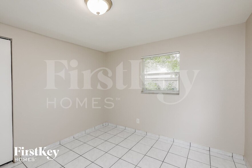 Building Photo - 5826 N Farragut Dr