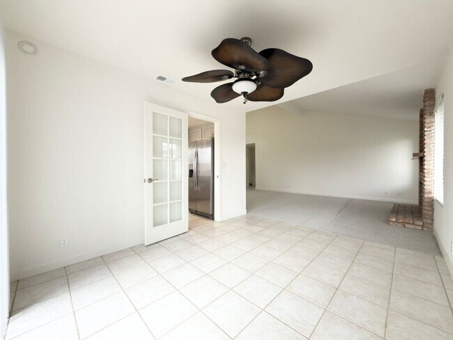 Building Photo - Centrally Located Single Level in Oceanside!