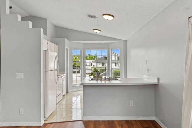 Building Photo - 301 S Capen Ave