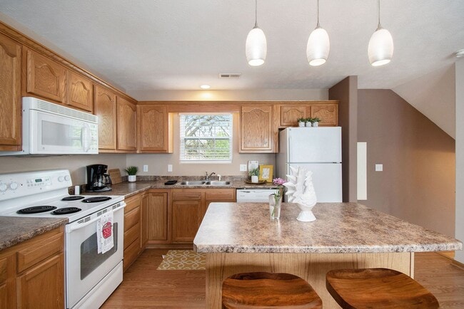 Building Photo - Clean Northwest 2 bed 2 Bath 2 Car Garage ...