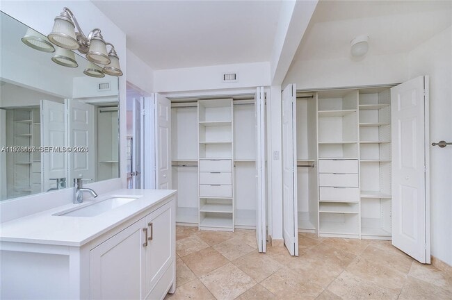 Building Photo - 2901 S Bayshore Dr