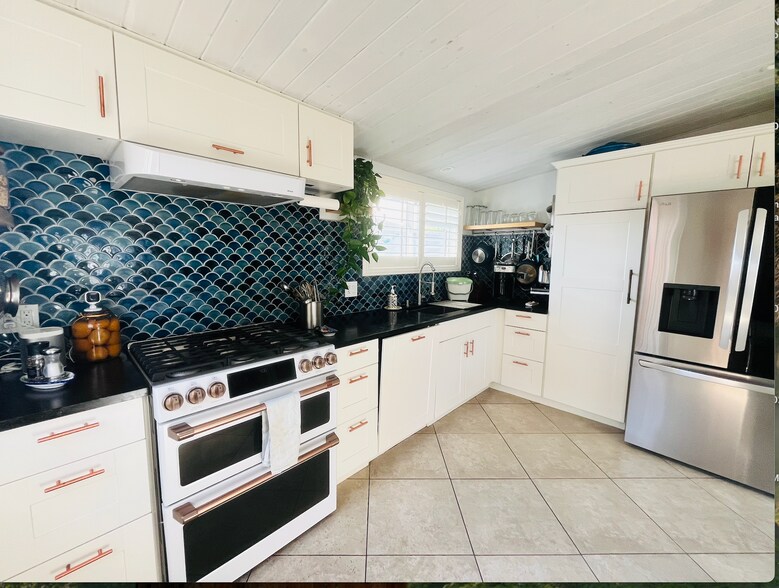 Fully stocked kitchen. - 1248 Marthas Vineyard Ct