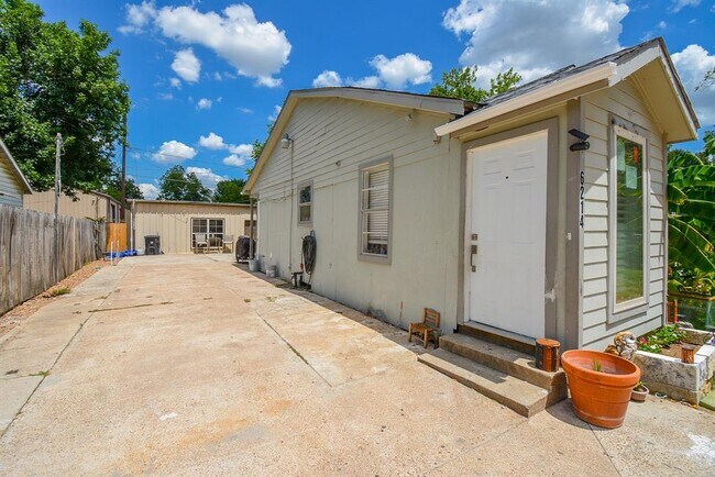 Building Photo - 6214 Jim St