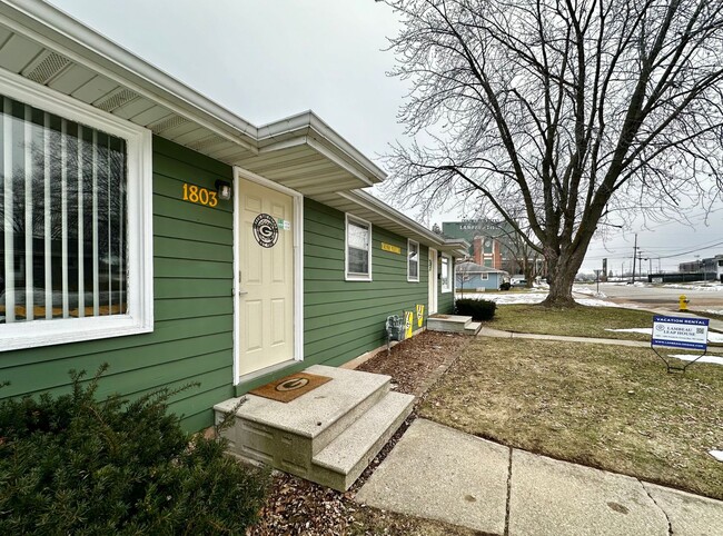 Building Photo - Lambeau Leap House (STR)