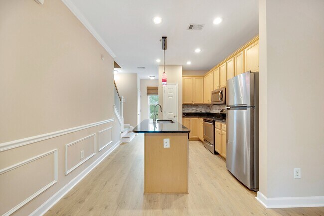 Building Photo - 926 Iris St