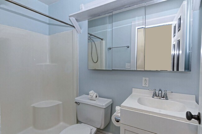 Building Photo - 2Br/2Bth House Walking Distance to Carolin...