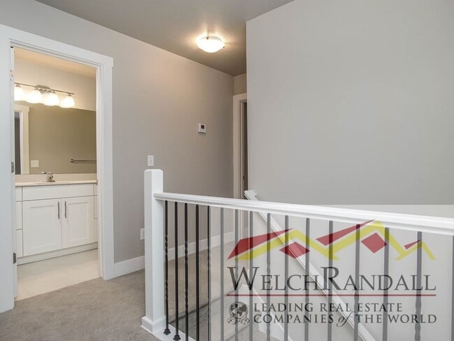 Building Photo - Beautiful 3 Bed 2.5 Bath Townhome in West ...