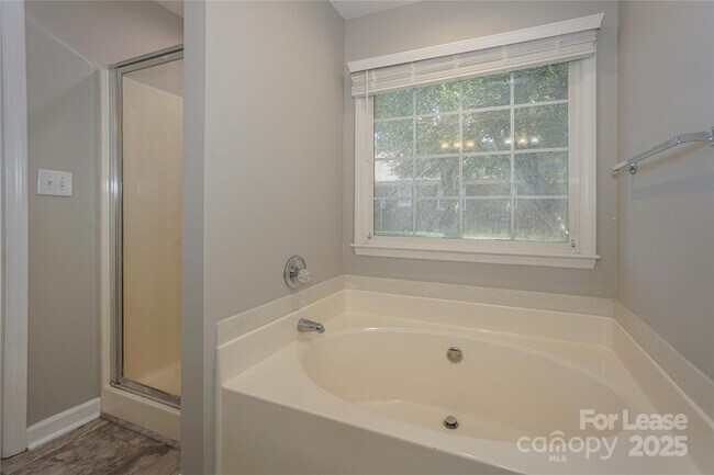 Building Photo - 840 Emerson Dr