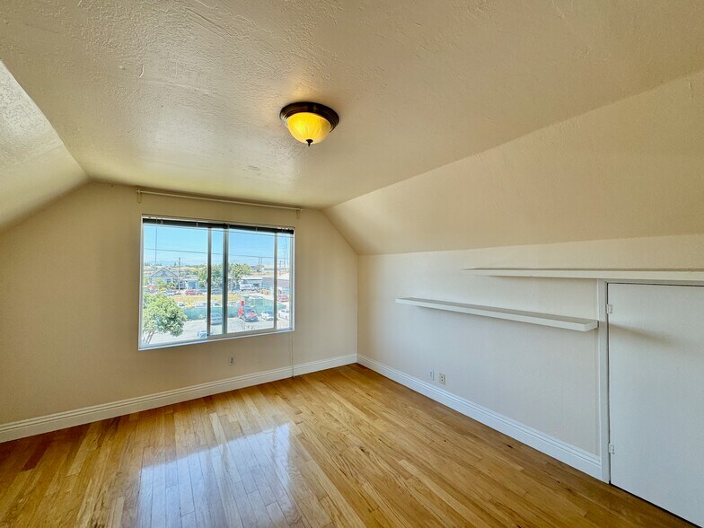 Rm 4 w/ good light - 1910 Union St