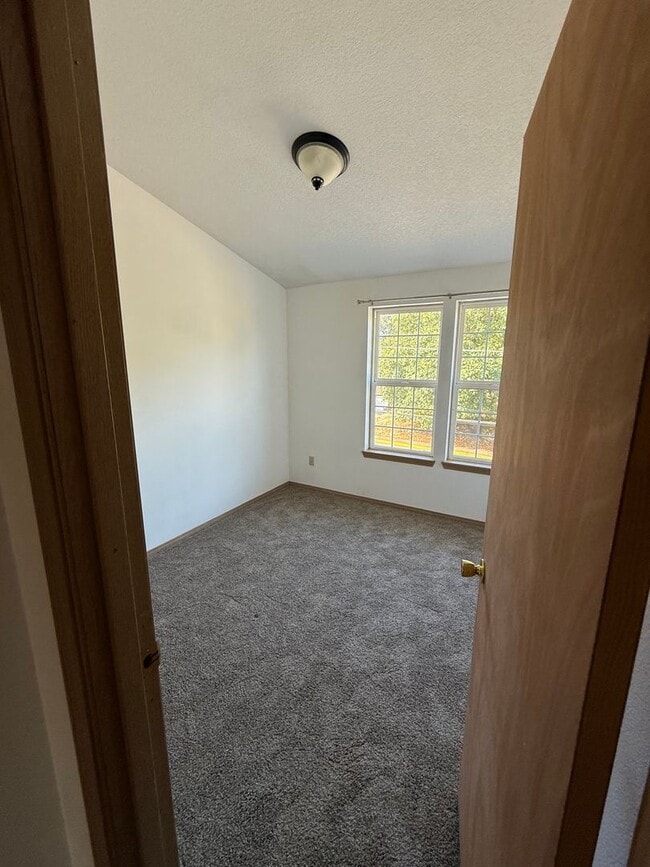 Building Photo - Nice town house!