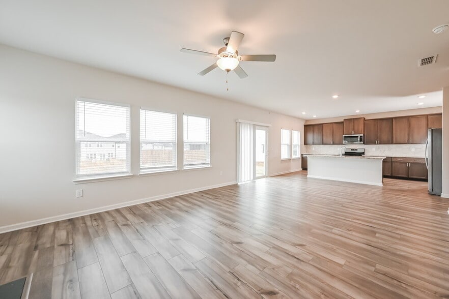 Building Photo - 5922 Green Ash Ct