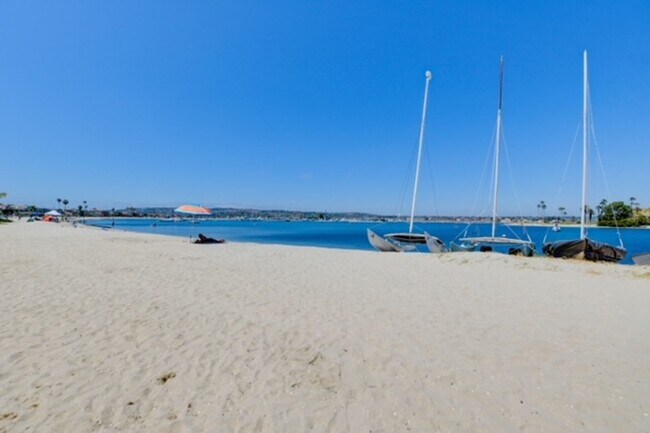 Building Photo - 3 Bedroom House in the Heart of Pacific Be...