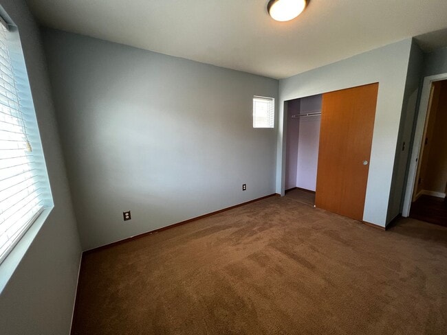 Building Photo - 3 Bedroom 2.5 Bath DuPont Home for Rent