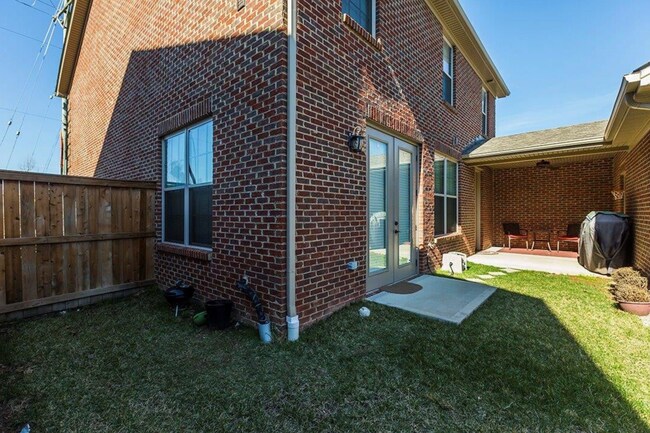 Building Photo - Beautiful corner-lot townhome in the heart of Beaumont Park