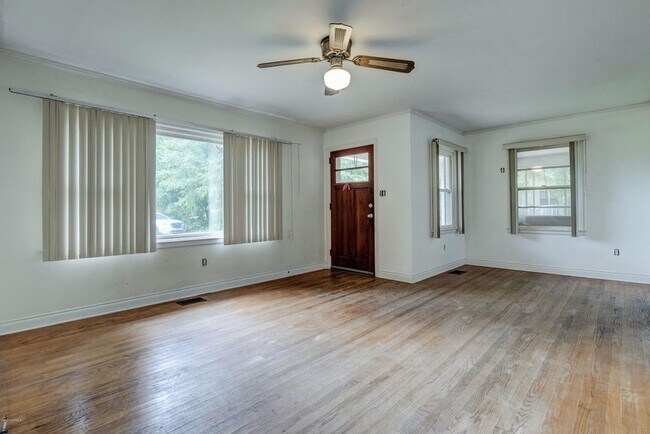 Building Photo - 219 Spruce Cir