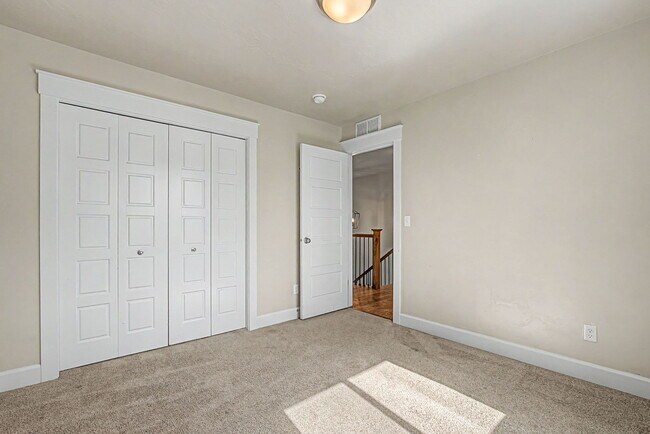 Building Photo - 5140 N Elmstone Ave