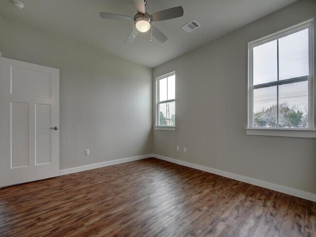 Building Photo - 240 Rose Dr