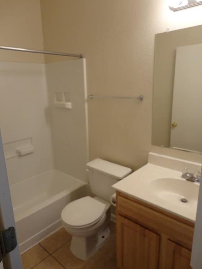 Building Photo - Nice 4 bedroom house close to down town!