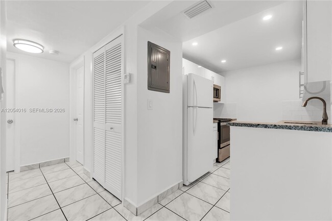 Building Photo - 9354 SW 77th Ave
