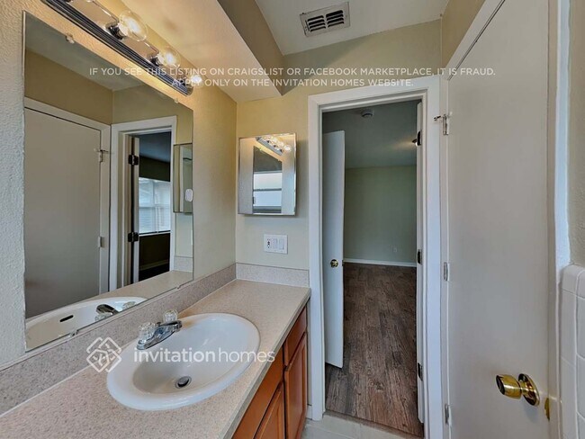 Building Photo - 384 St Dunstan Way