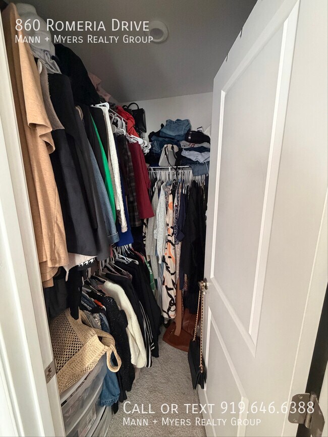 Building Photo - 860 Romeria Dr