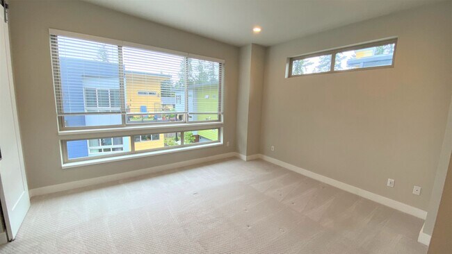 Building Photo - Modern 4BR Townhome in Prime Bellevue | AC | Bellevue Schools | Minutes to Microsoft