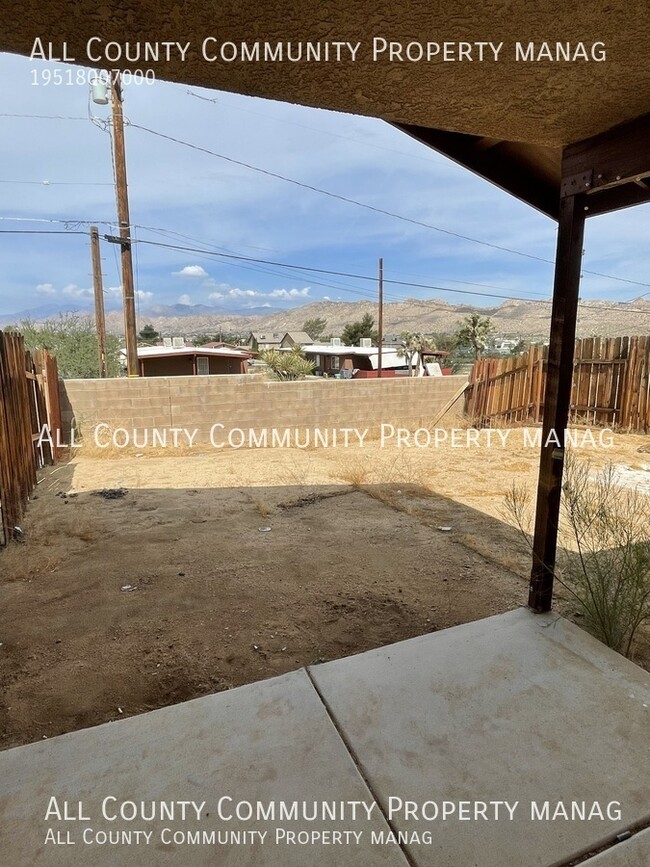 Building Photo - 2 Bed 1.75 Bath in Yucca Valley!