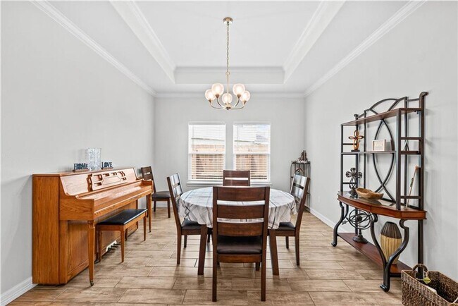 Building Photo - 4 Bedroom | 3 Bathroom | Centrally Located