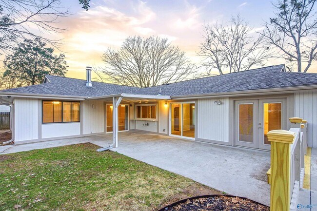 Building Photo - 2008 Burlingame Dr SE